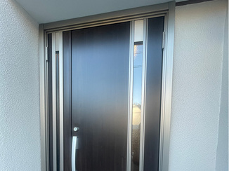 玄関ドアリフォーム 防犯機能で安心！外壁ともマッチした玄関ドア