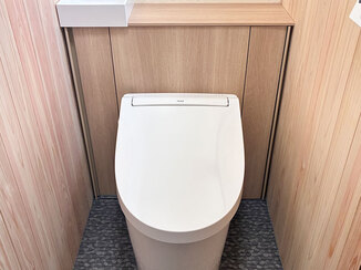 トイレリフォーム 壁板と棚付きトイレでおしゃれに仕上げたレストルーム